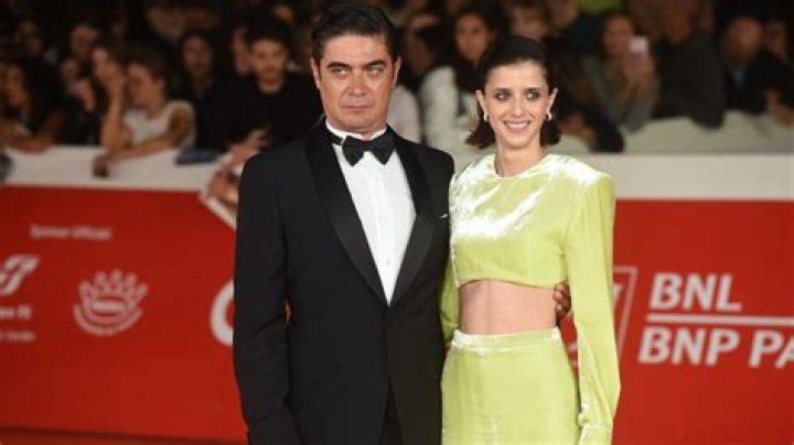 Riccardo Scamarcio Figlio | Fidanzata: Family And Net Worth
